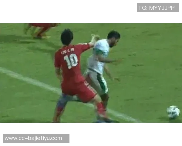 内托禁区内摔倒未获判罚C罗射门稍稍偏出引发争议